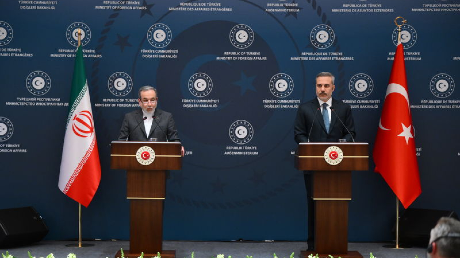 İstanbul'da Kritik Diplomatik Görüşme: Bakan Fidan, İranlı Mevkidaşı Arakçi ile Bir Araya Geldi
