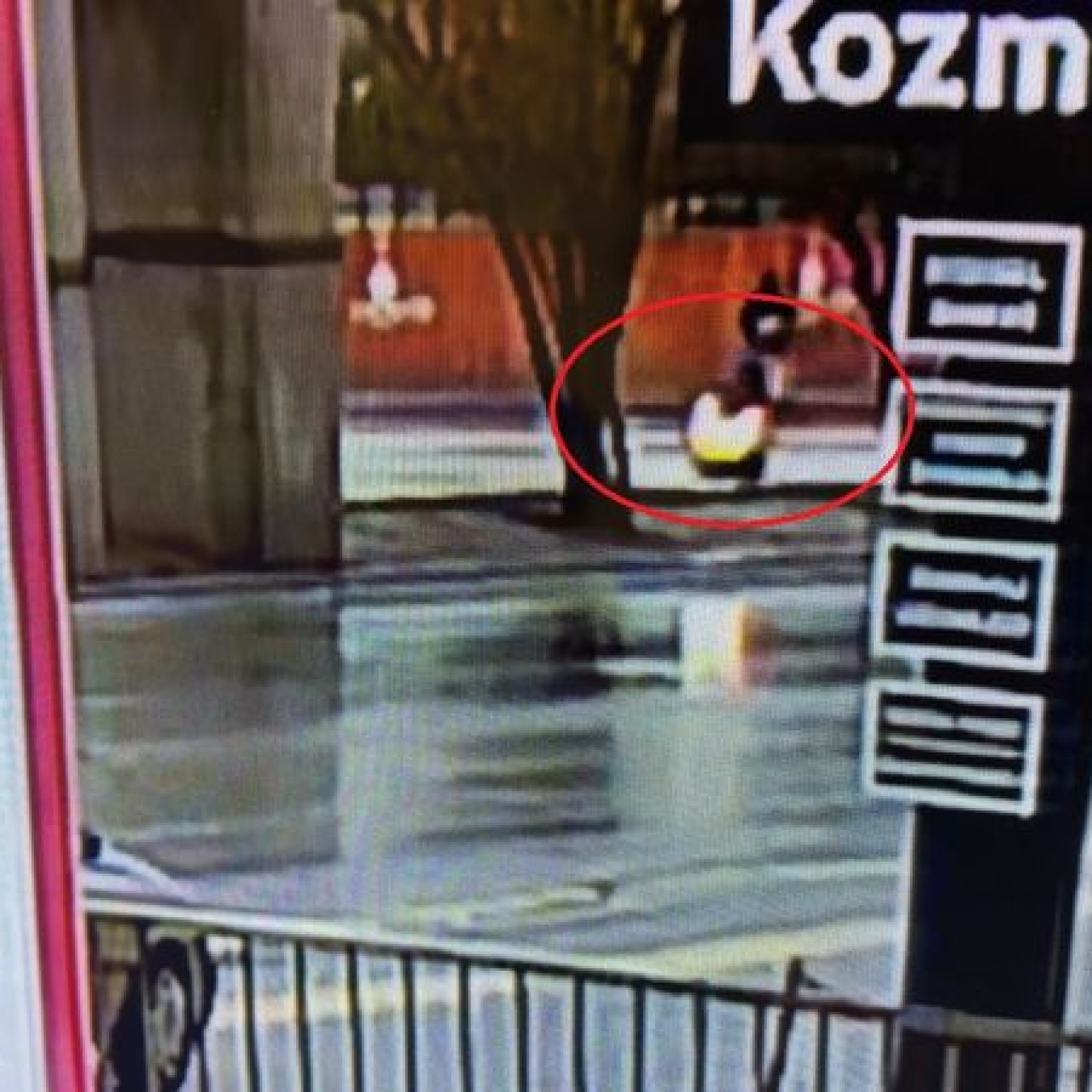 Motosikletli genç kurye can verdi