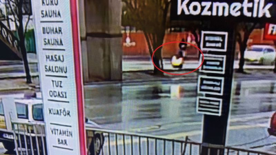 Motosikletli genç kurye can verdi