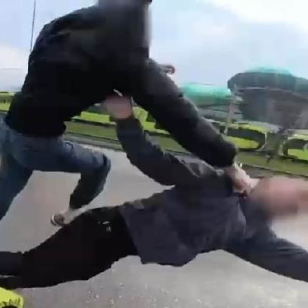 Trafikte tekmeler havada uçuştu