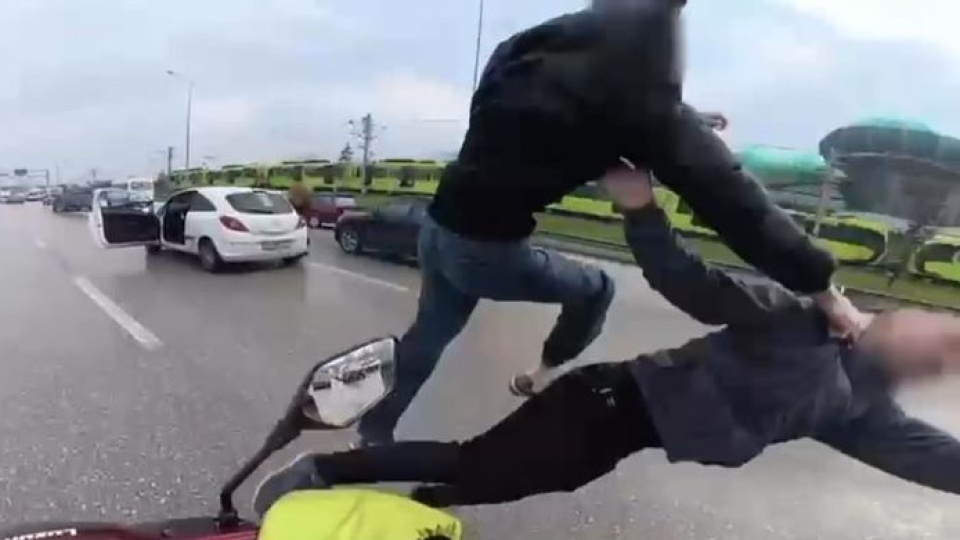 Trafikte tekmeler havada uçuştu