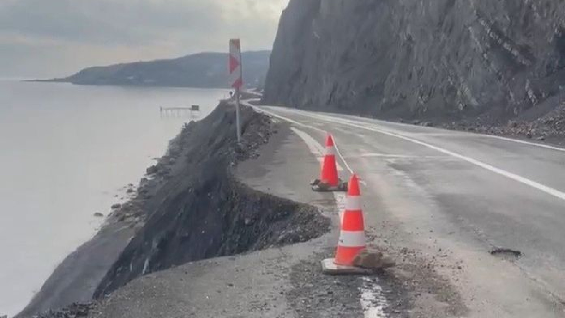 Son dakika: Şarköy’de heyelan yolu yuttu, sahil hattı kapandı | Son dakika haberleri