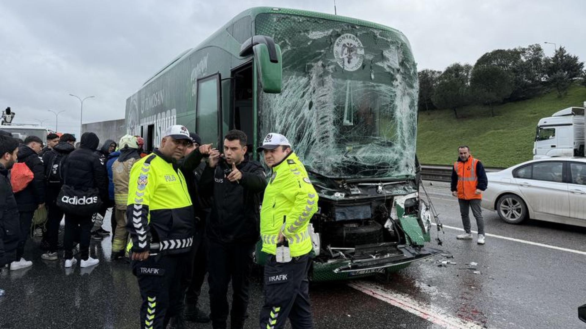 Konyaspor U-19 Takım Otobüsü TEM Otoyolu'nda Kaza Yaptı: 3 Yaralı