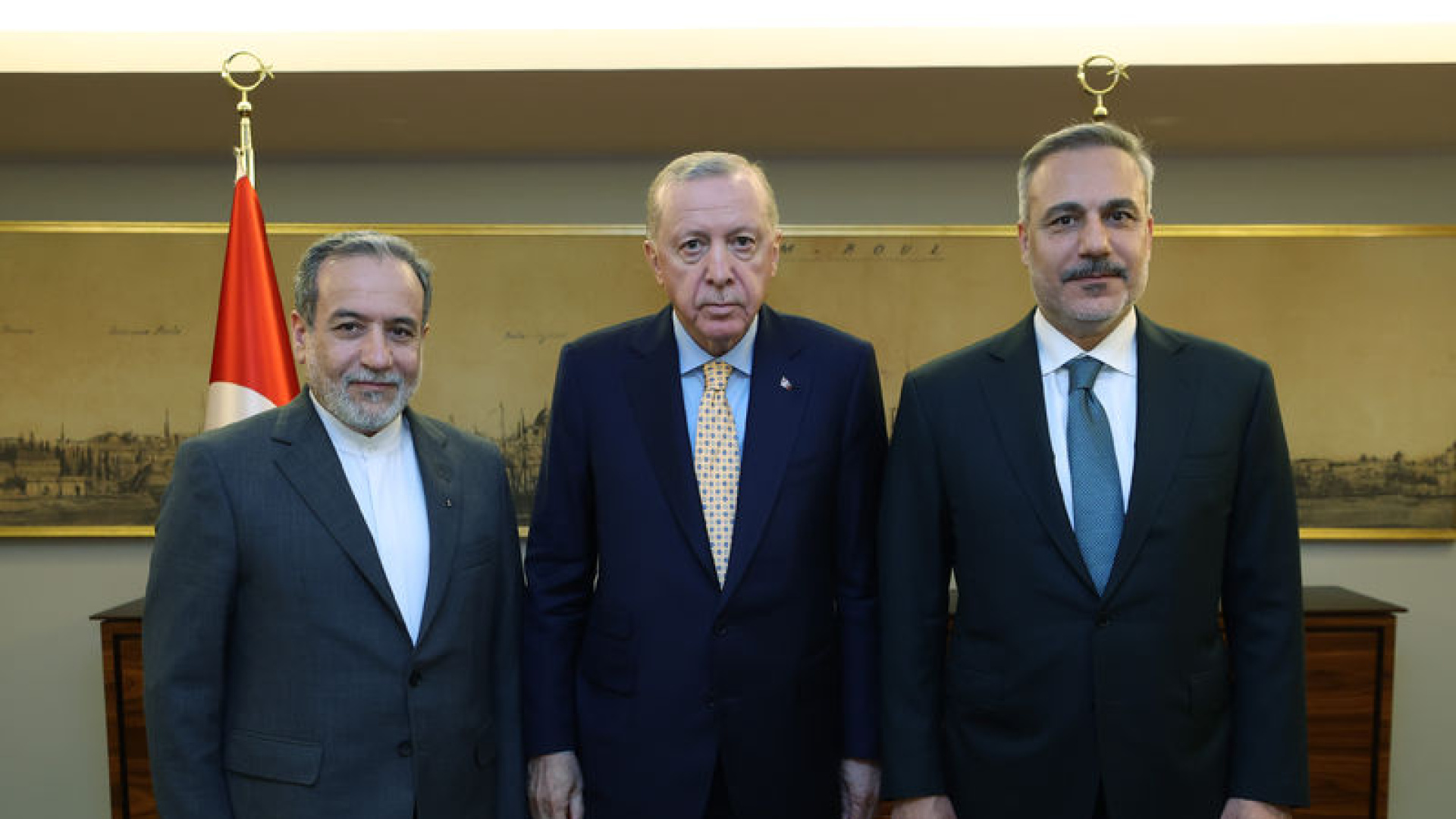 Cumhurbaşkanı Erdoğan, İran Dışişleri Bakanı Arakçi'yi Kabul Etti: Gerilim Azaltma Vurgusu