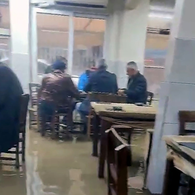 Dışarıda sel, masada el