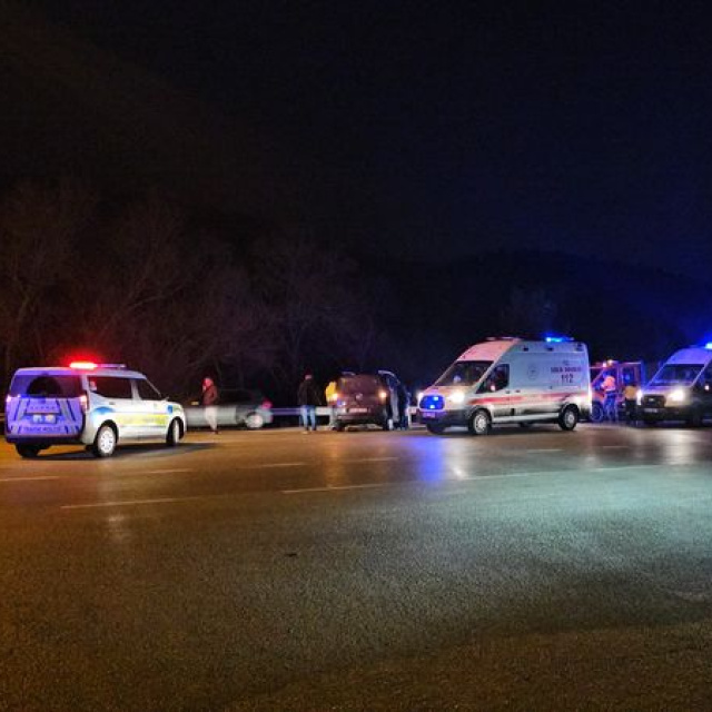 Otomobille hafif ticari araç çarpıştı: 5 yaralı