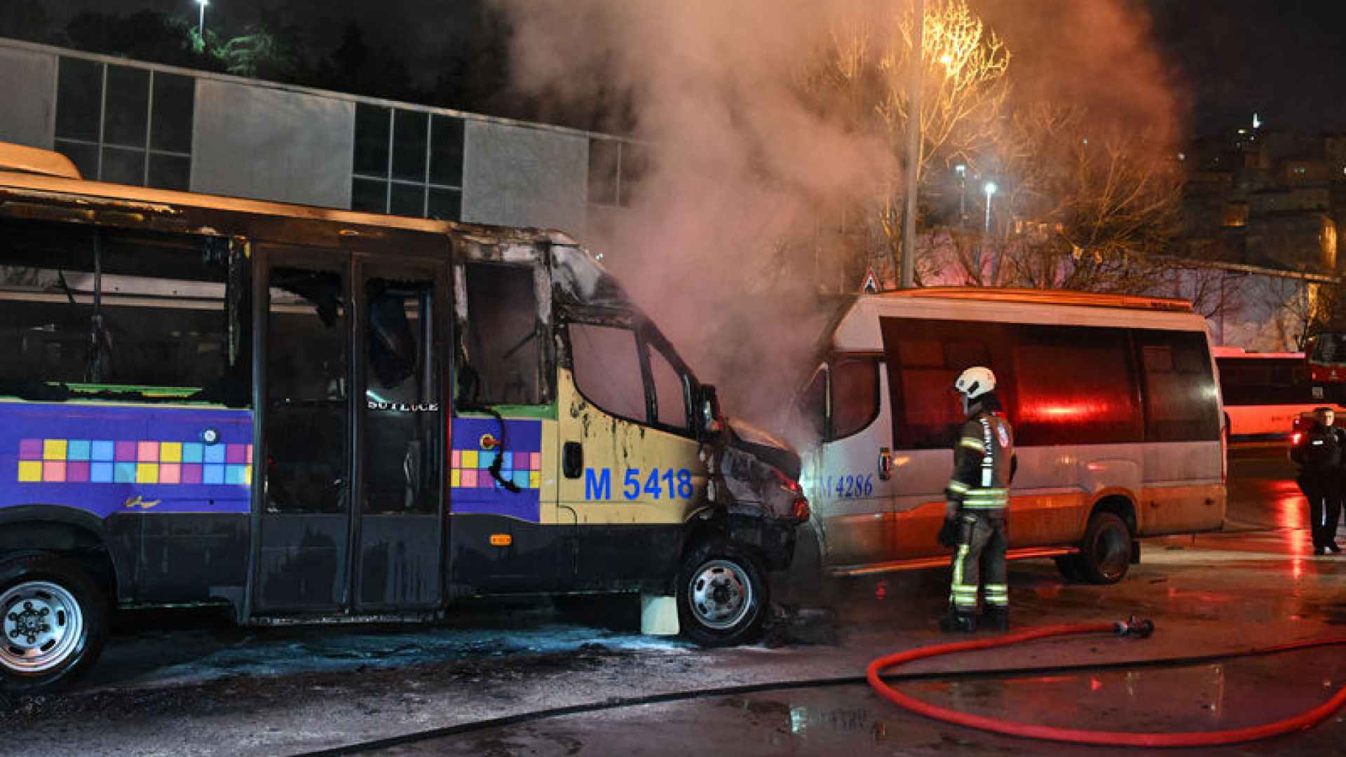 Kağıthane'de akaryakıt istasyonundaki 2 minibüste çıkan yangın söndürüldü | Son dakika haberleri