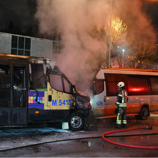 Akaryakıt istasyonundaki 2 minibüste yangın çıktı