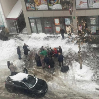 Bir anda oldu! Kar kütlesi canına mal oldu