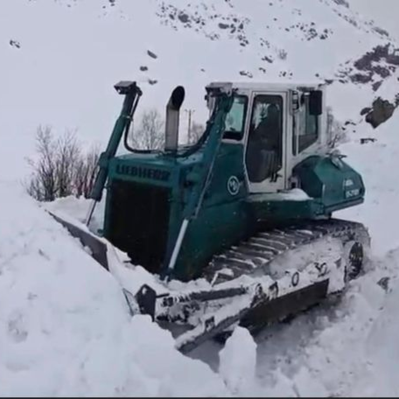 Şırnak'ta kar 2 metreyi aştı