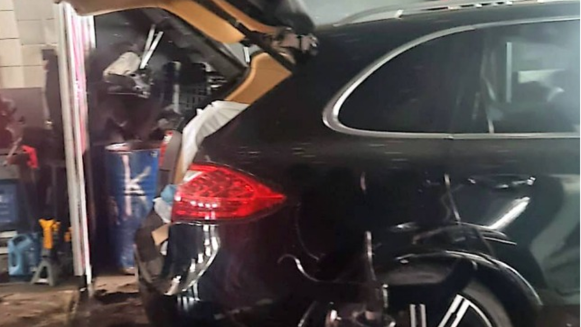İstanbul'da Porsche Servisinde Sandık Motor Dolandırıcılığı: 3 Kişi Tutuklandı