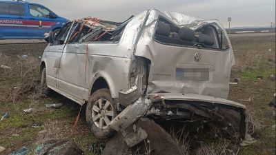 Minibüs takla attı: 2 ölü, 6 yaralı