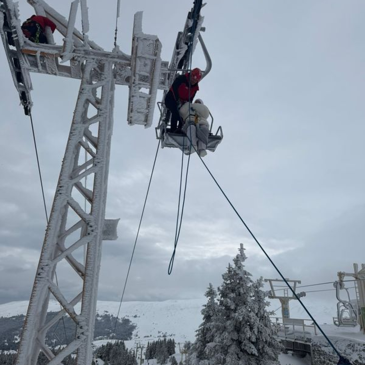 40 tatilci telesiyejde mahsur kaldı!