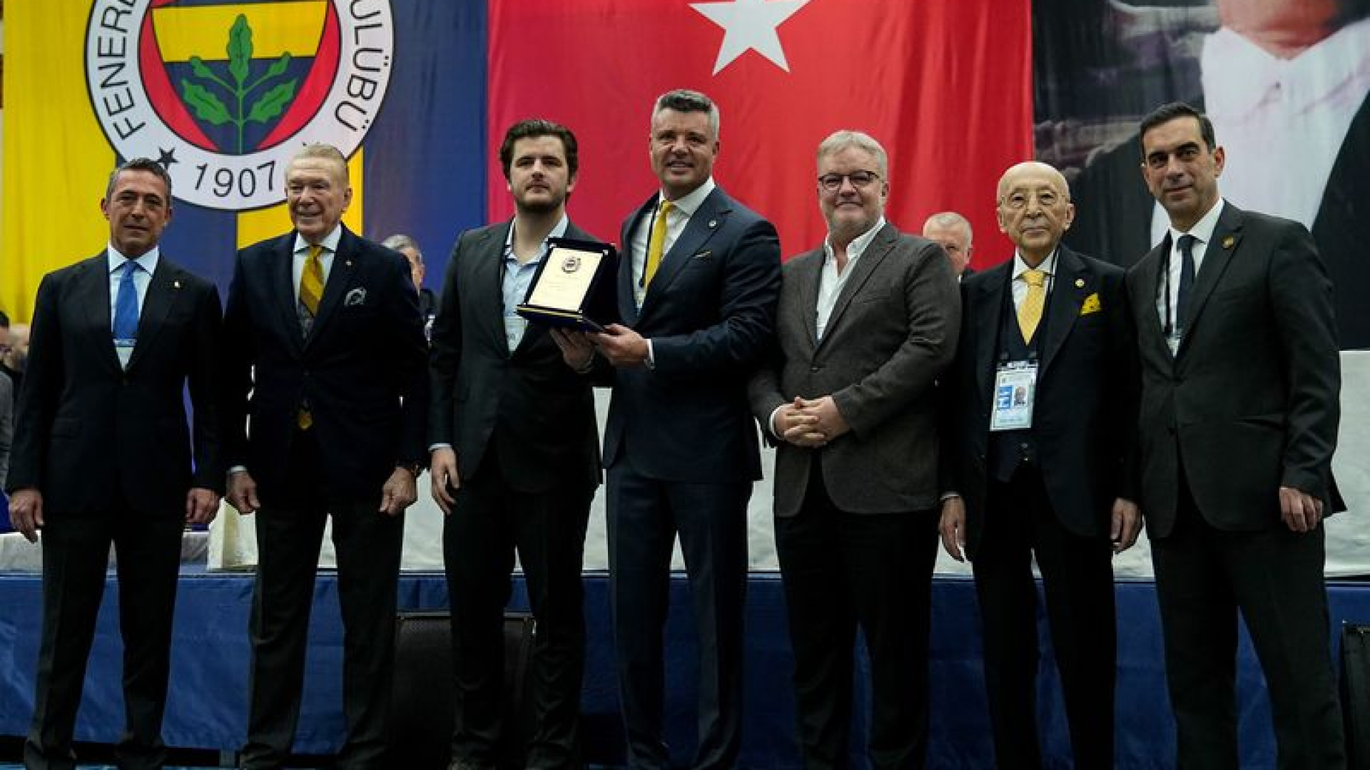 Fenerbahçe'den Eski Başkan Ali Şen'e 50. Yıl Plaketi Takdimi