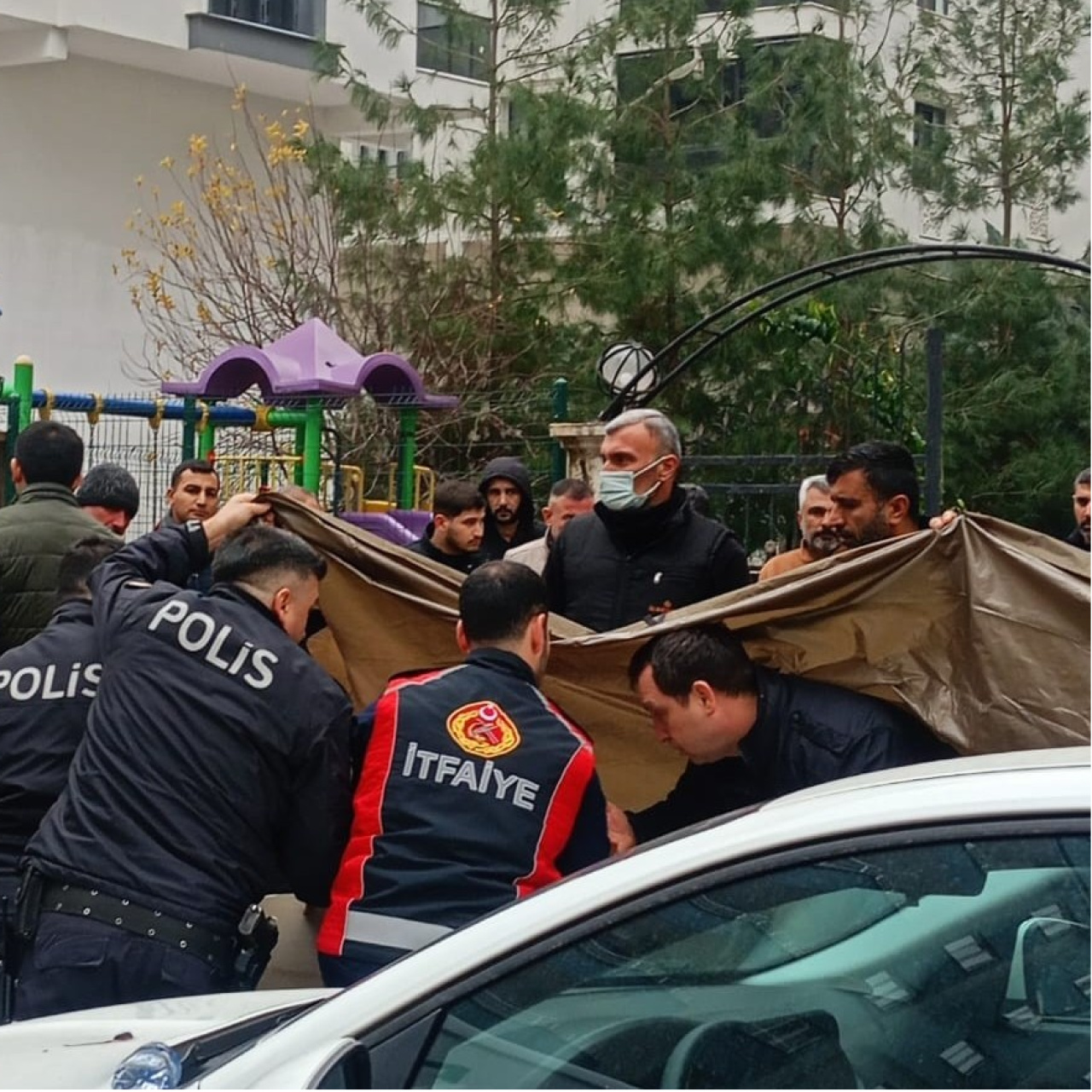 Sesi duyan yakınları balkona koştu! Acı manzara