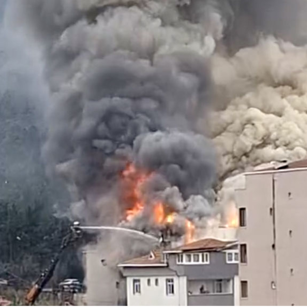 Ataşehir'de korkutan yangın!