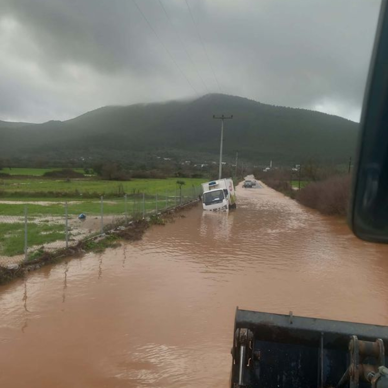 Sağanak yağış batıda hayatı felç etti