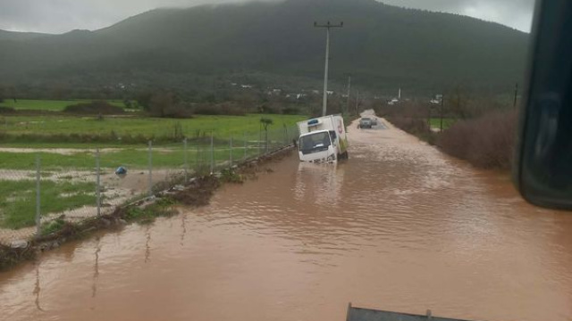 Sağanak yağış batıda hayatı felç etti