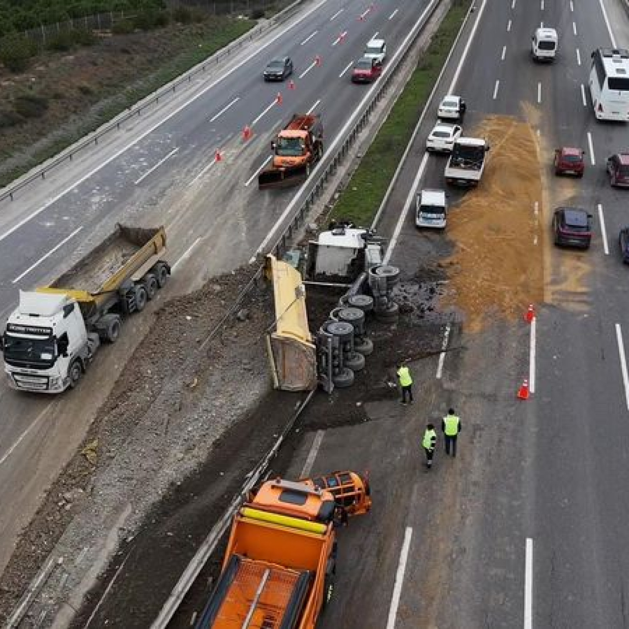 Otoyolda harfiyat kamyonu devrildi