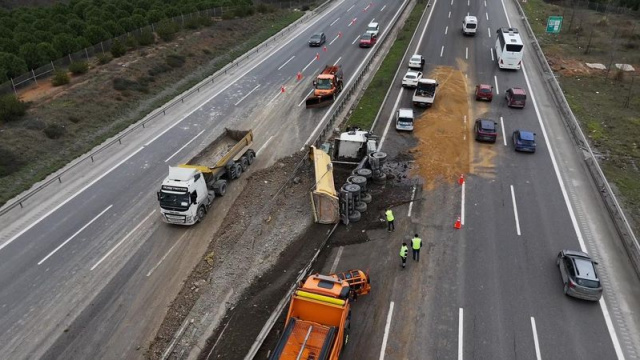 Otoyolda harfiyat kamyonu devrildi