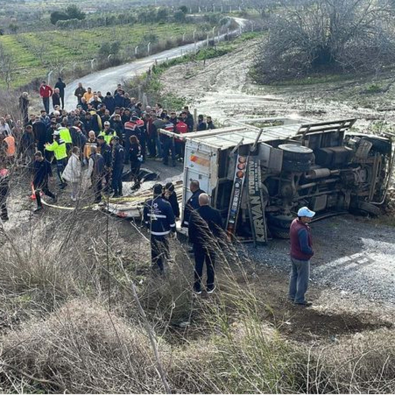 Kamyonet tali yola yuvarlandı: 1 ölü
