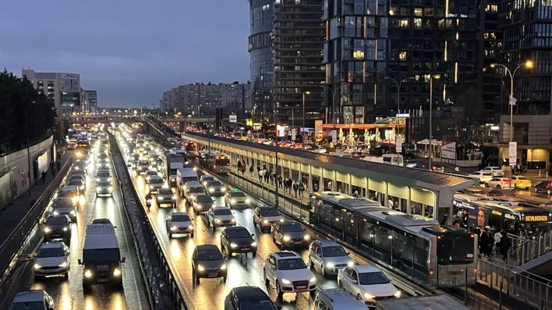 İstanbul'da Sağanak Yağışla Birlikte Trafik Yoğunluğu Yüzde 80'e Ulaştı