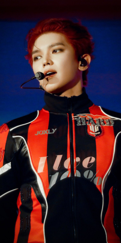 Sahneye Uşakspor ceketiyle çıktı