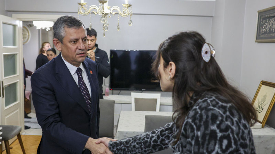 Özel, Atlas'ın ailesini ziyaret etti