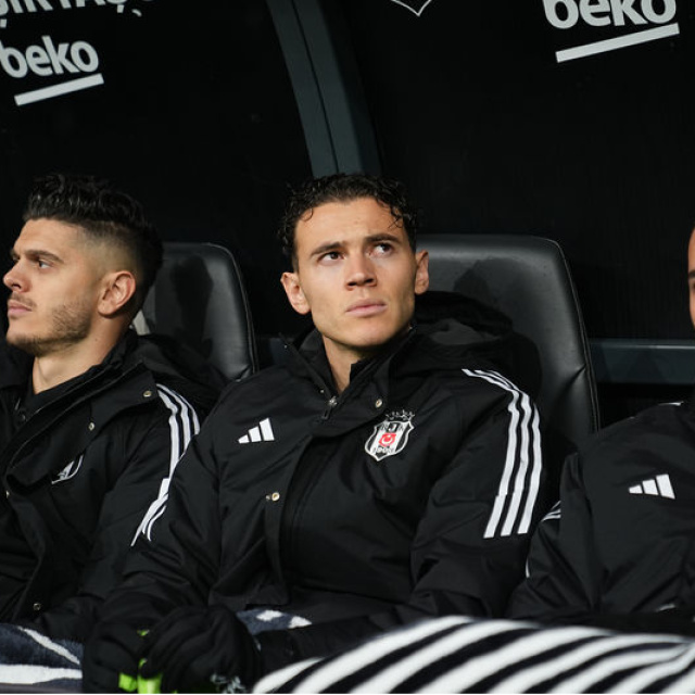 Asllani ilk maçında kırmızı kart gördü!