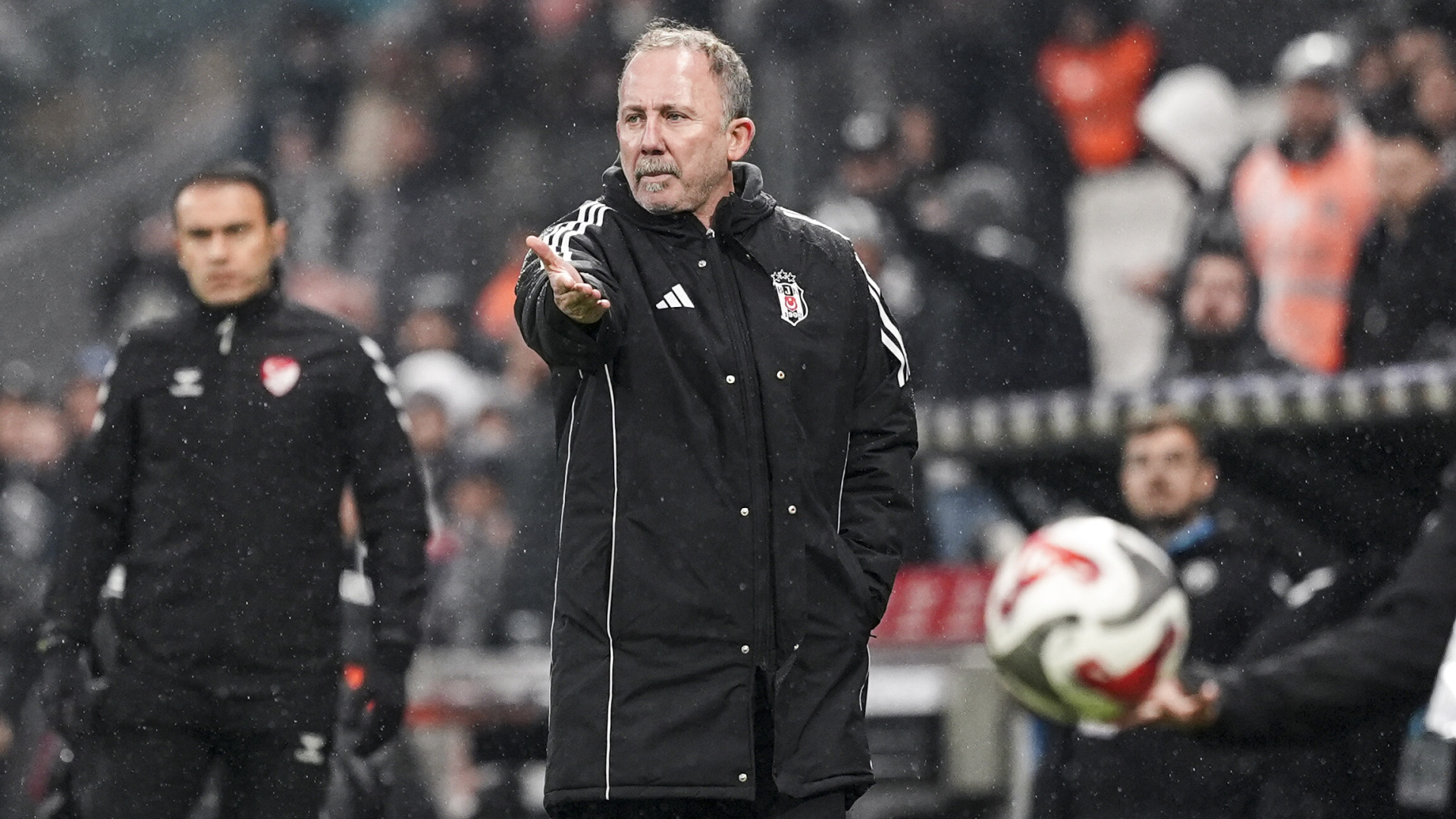 Beşiktaş'ta Transfer Hareketliliği: Brazao ve Mert Kömür İçin Görüşmeler Sürüyor