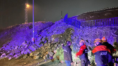 İstinat duvarı çöktü, araçlar zarar gördü