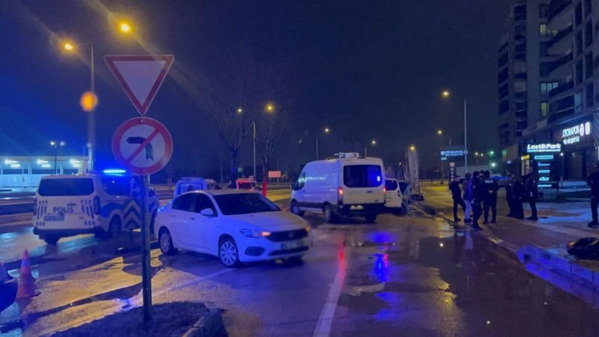 Bursa'da Polis Kovalamacası Sonucu Otomobilde El Bombası ve Tabanca Ele Geçirildi: 3 Gözaltı