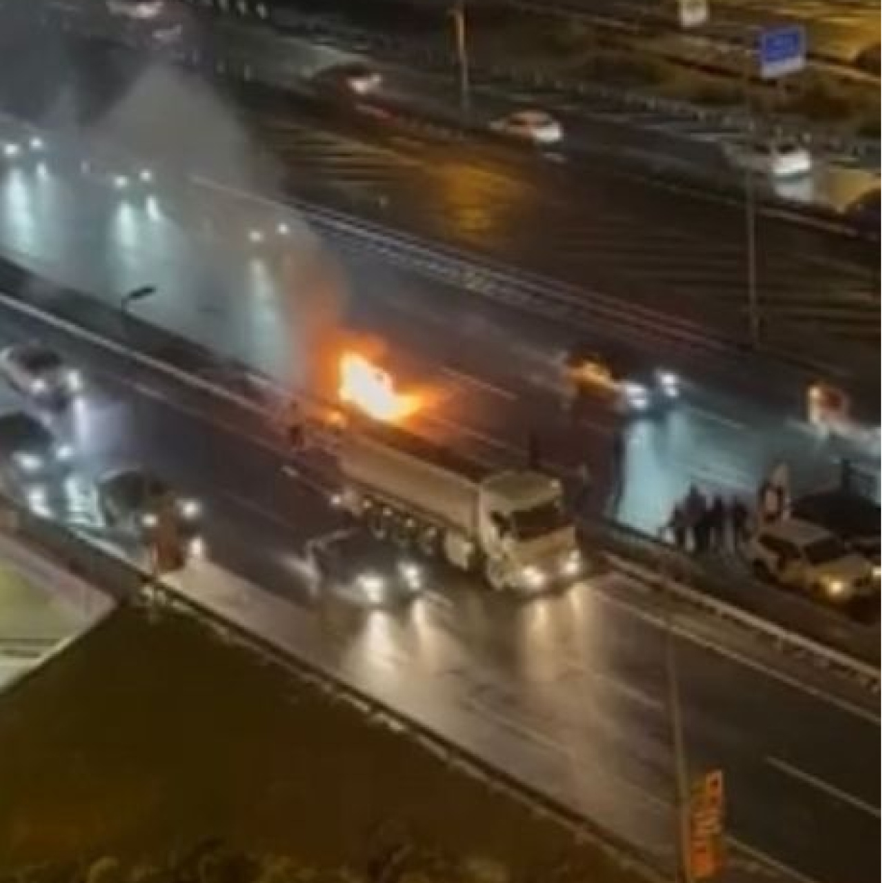 Haliç Köprüsü'nde otomobil alev aldı