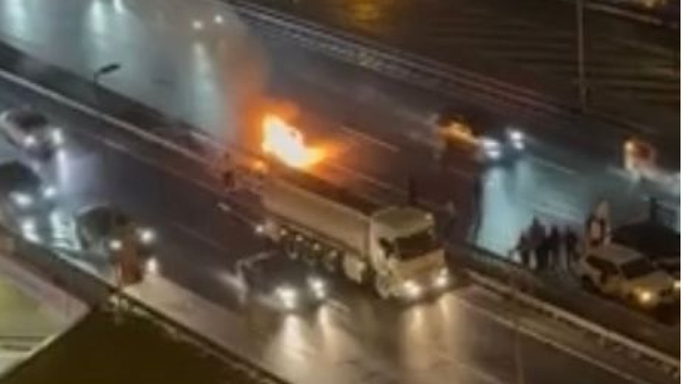 Haliç Köprüsü'nde otomobil alev aldı