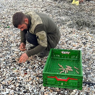 Fırtına sonrası sahile vurdu! Tek tek topladılar