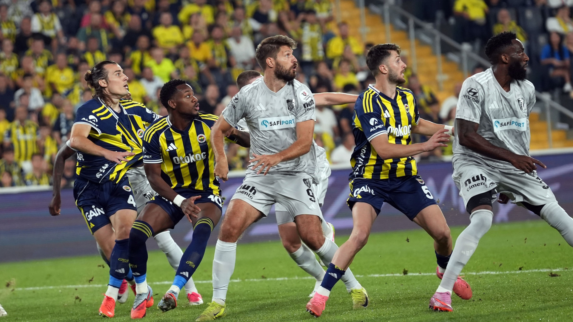 Fenerbahçe, Süper Lig'de Kocaelispor Deplasmanında 42. Karşılaşmaya Hazırlanıyor