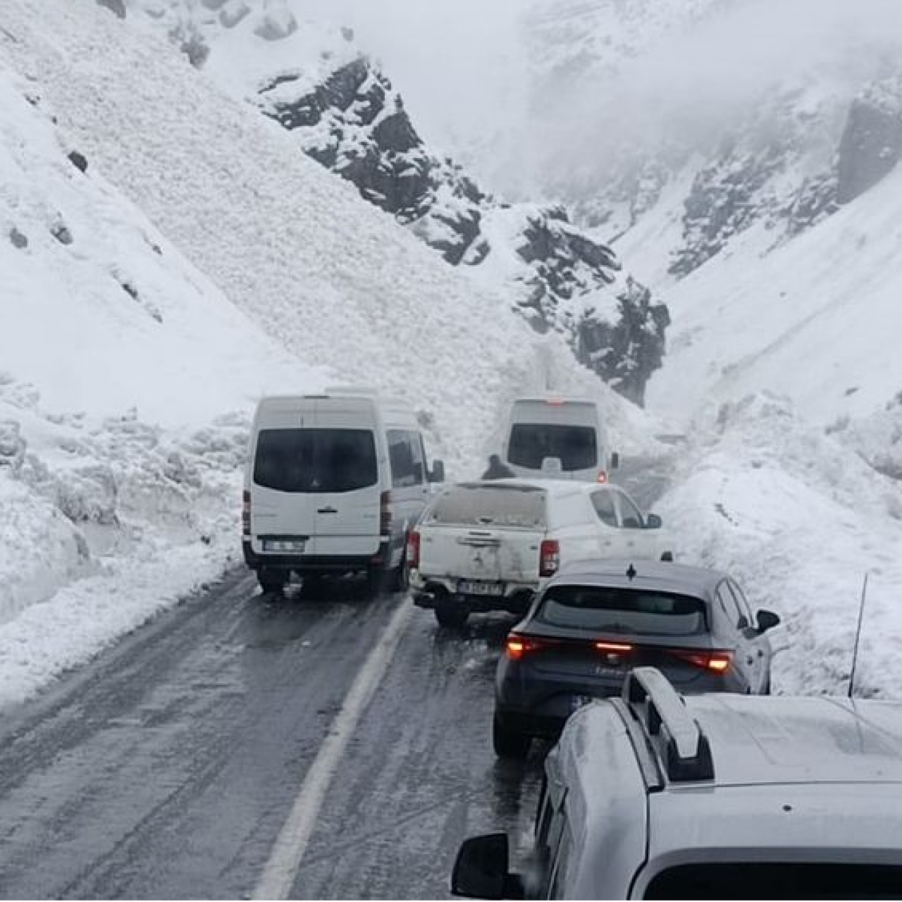 Hakkari-Van yolunda çığ düştü!