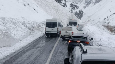 Hakkari-Van yolunda çığ düştü!