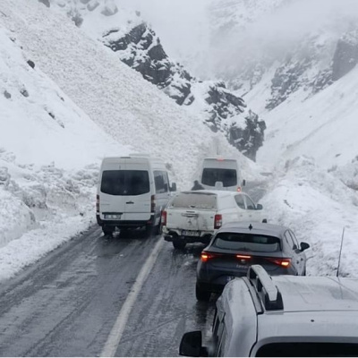 Hakkari-Van yolunda çığ düştü!