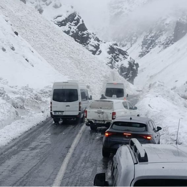 Hakkari-Van yolunda çığ düştü!