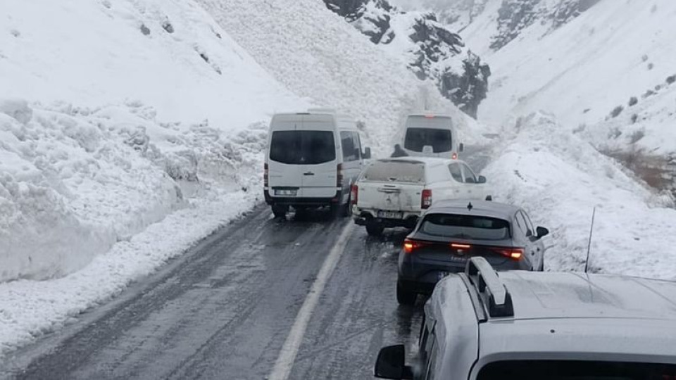 Hakkari-Van yolunda çığ düştü!