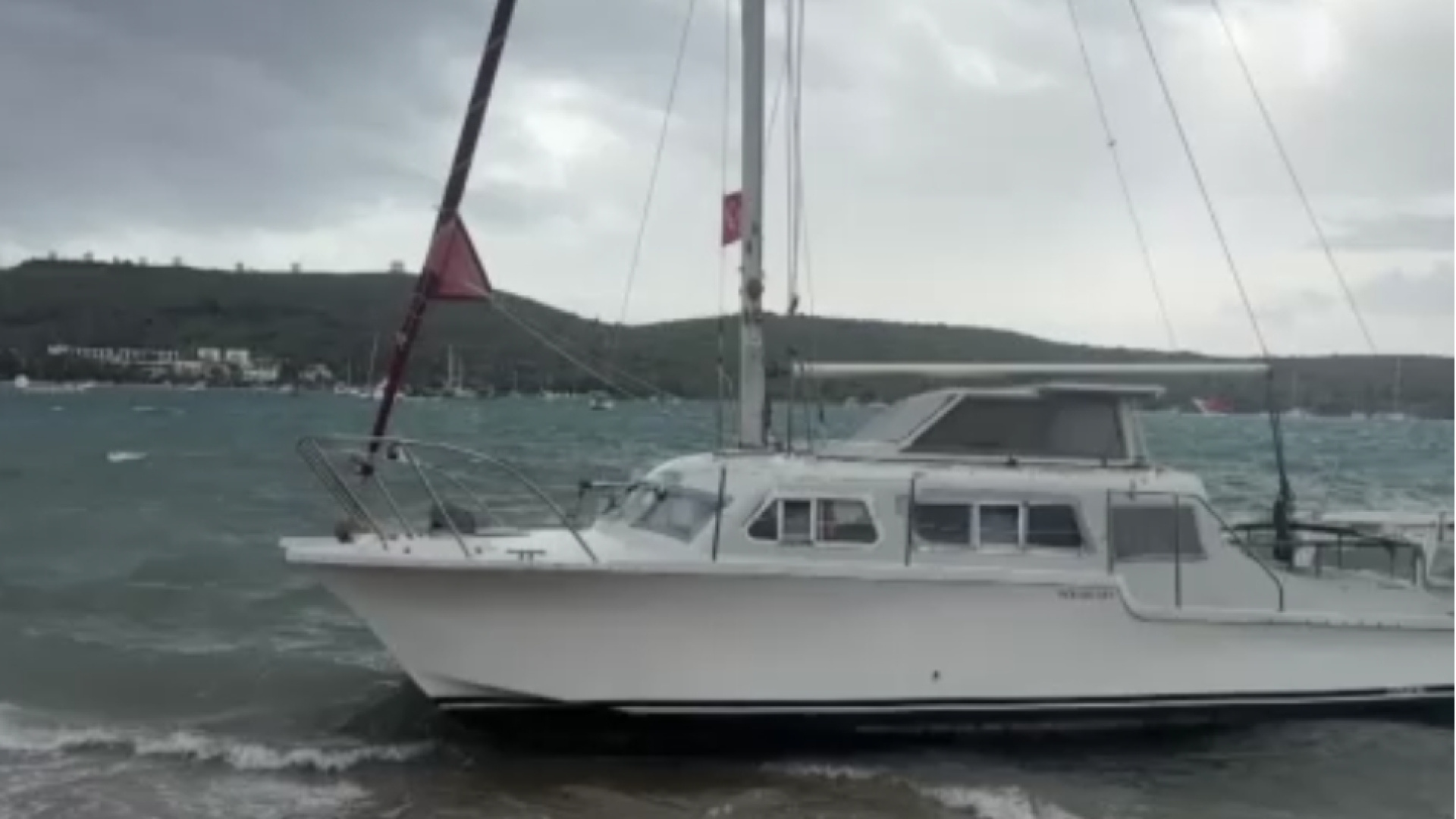 Bodrum’da fırtına; tekneler karaya oturdu, feribot seferi iptal edildi | Son dakika haberleri