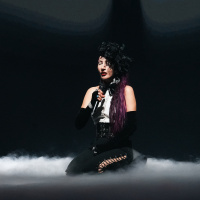 Gözyaşlarına boğuldu