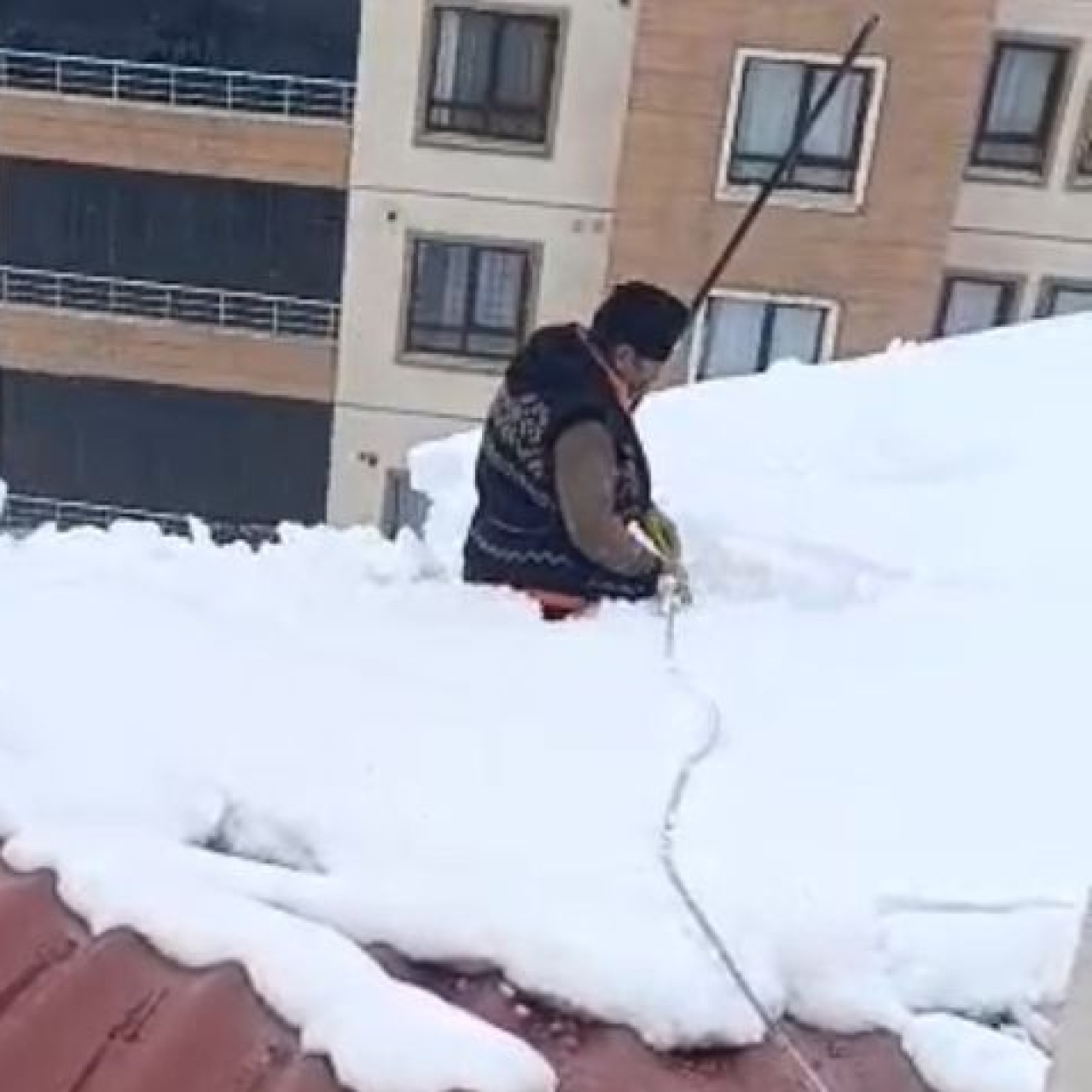 Çatıda kar üzerinde namaz kıldı