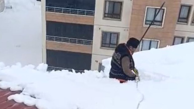 Çatıda kar üzerinde namaz kıldı