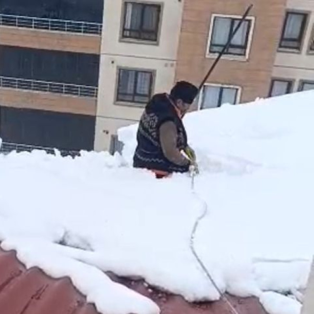 Çatıda kar üzerinde namaz kıldı