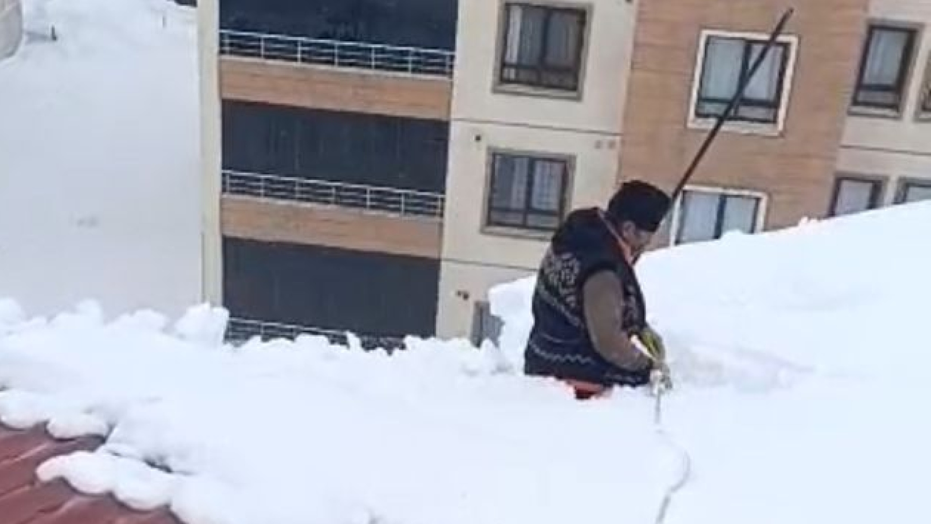 Yüksekova'da Dondurucu Soğukta Çatıda Kar Üzerinde Namaz Kıldı