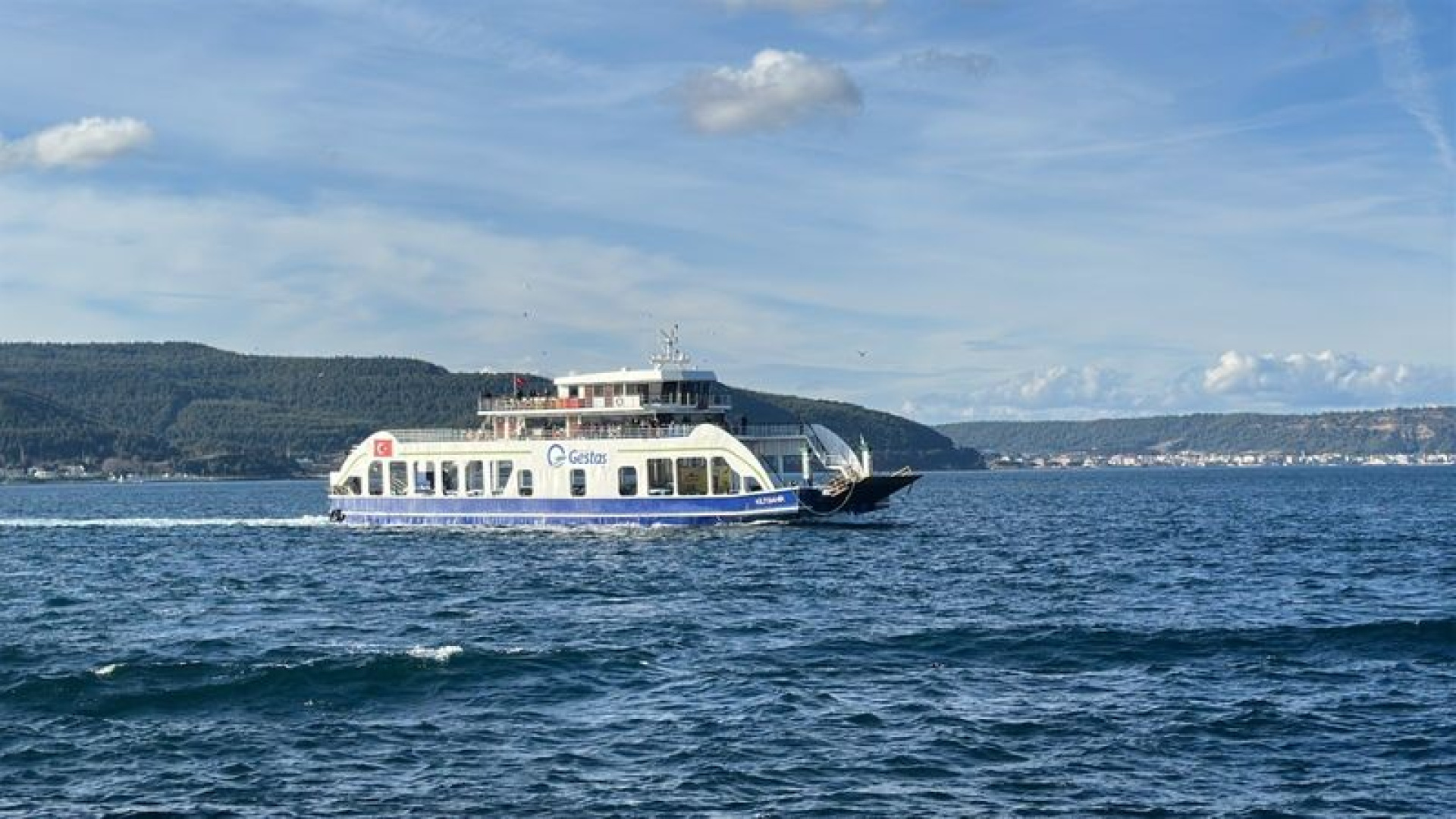 Gökçeada ve Bozcaada'da Fırtına Nedeniyle Feribot Seferleri İptal Edildi