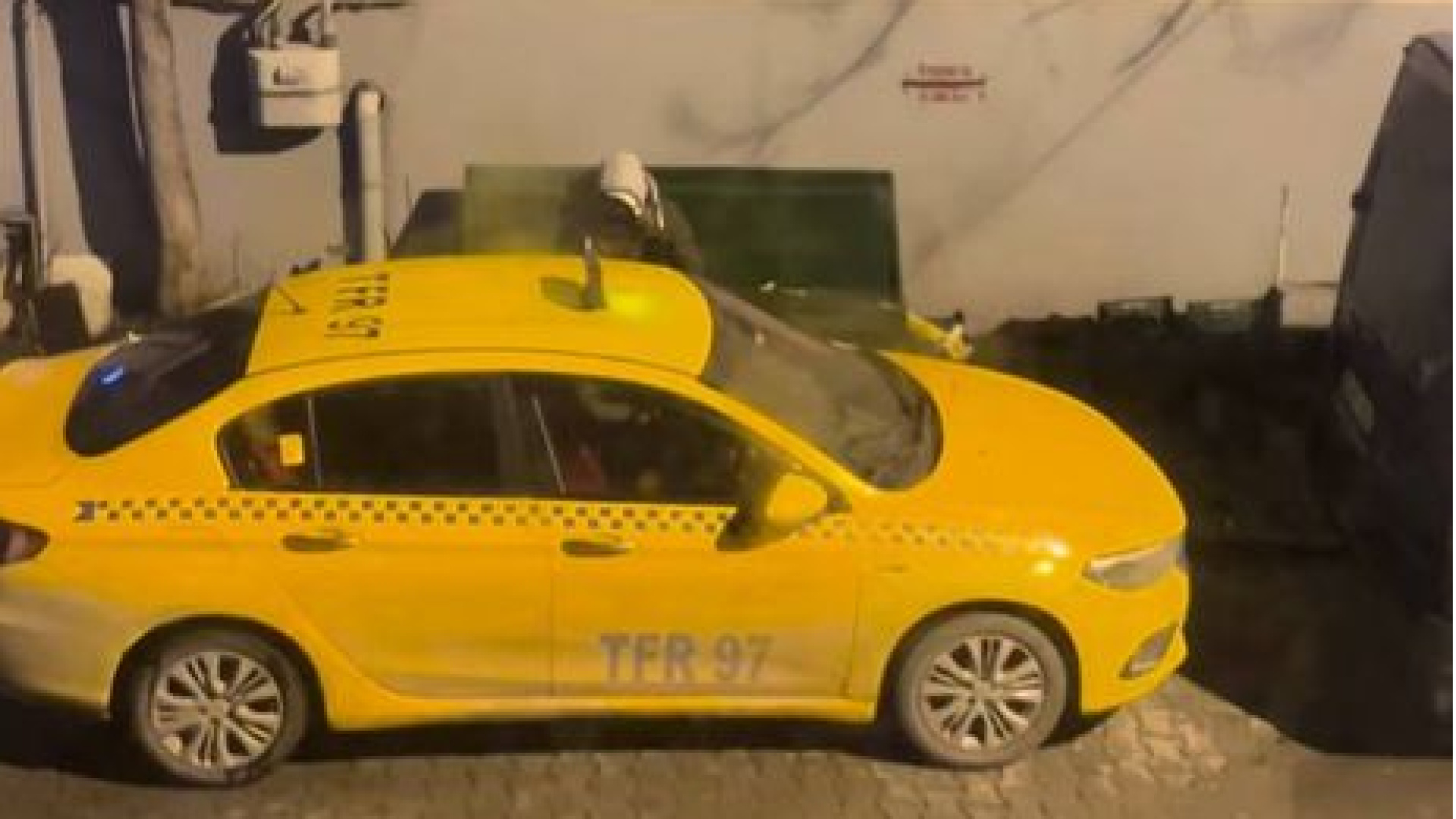 Esenyurt'ta taksinin kapısını zorlayan şüpheli, kendisine müdahale edenleri palayla kovaladı | Son dakika haberleri