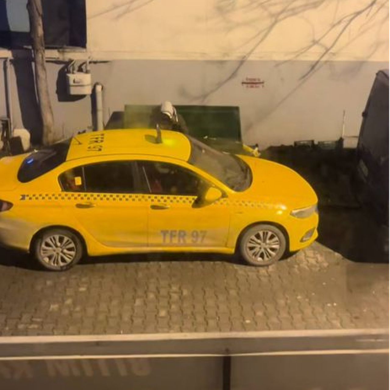 Taksinin kapısını zorladı, palayla kovaladı